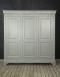 Armoire 3 portes Anne-Lise réalisée en Chêne Massif de style Louis Philippe Finition Chêne Brossé Gris ARMOIRE Armoire 3 portes Anne-Lise réalisée en Chêne Massif de style Louis Philippe Finition Chêne Brossé Gris ARMOIRE