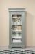 Vitrine 1 porte Angelo réalisée en Chêne Massif de style Louis Philippe Finition chêne Brossé Vert antik et Ivoire SEULEMENT 1 DISPONIBLE VITRINE Vitrine 1 porte Angelo réalisée en Chêne Massif de style Louis Philippe Finition chêne Brossé Vert antik et Ivoire SEULEMENT 1 DISPONIBLE VITRINE